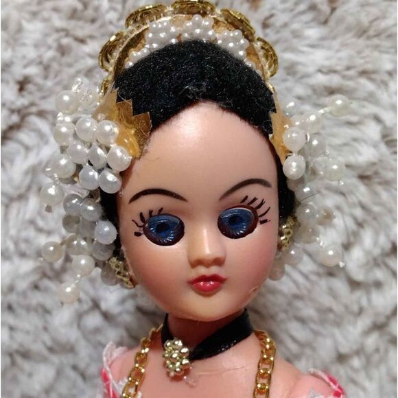 Collectable doll w stand - Picture 4 of 11